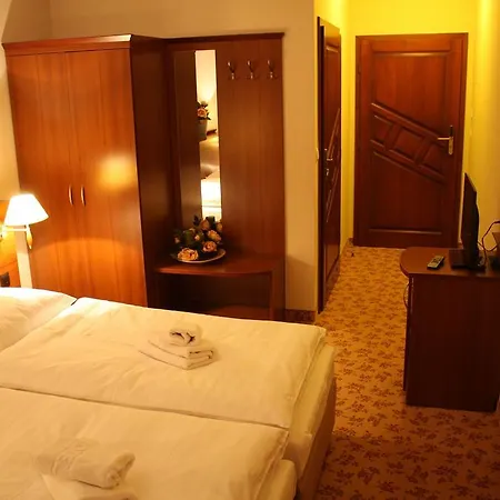 Dworek Nad Stawem 招待所 3*