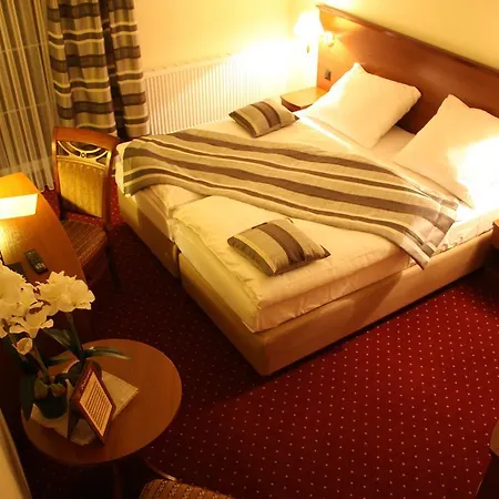 Dworek Nad Stawem 3*